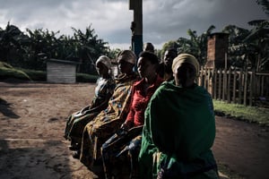 Des femmes au centre de santé de Muheto, à trois heures de moto du centre de Masisi, au milieu des montagnes du Nord-Kivu régulièrement attaquées par les groupes armés, le 28 mars 2022. © ALEXIS HUGUET/AFP