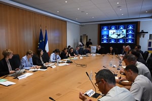 Le directeur de cabinet du ministre français des Affaires étrangères, Luis Vassy (4e à gauche), lors d’une réunion sur la situation au Niger à Paris, le 1er août 2023. © STEFANO RELLANDINI / AFP