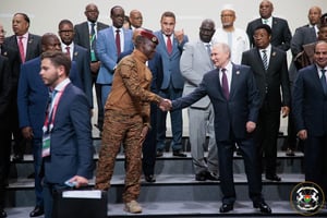 Ibrahim Traoré et Vladimir Poutine lors du sommet Russie-Afrique à Saint-Pétersbourg, le 28 juillet 2023. © Présidence du Faso