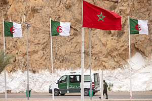 La  restauration des liens entre le Maroc et l’Algérie pourrait booster le PIB des deux nations voisines. Ici, gardes-frontières algériens patrouillant le long de la frontière avec le Maroc, le 4 novembre 2021. © FADEL SENNA/AFP