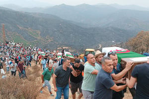 Plusieurs victimes des incendies dans le village d’Aït Oussalah, dans la province de Béjaïa, en Algérie, ont été enterrées le 28 juillet 2023. © Said Arezki