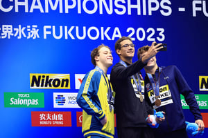 Le Tunisien Ahmed Hafnaoui (médaille d’or du 800 m nage libre), entre l’Australien Samuel Short (médaille d’argent, à g.) et l’Américain Bobby Finke (médaille de bronze), aux Mondiaux de Fukuoka, le 26 juillet 2023. © Takuya Matsumoto/The Yomiuri Shimbun via AFP