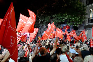 Supporters de Pedro Sánchez, le Premier ministre sortant, devant le siège du Parti socialiste ouvrier espagnol (PSOE), à Madrid, le 23 juillet 2023. © Javier Soriano/AFP
