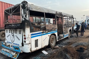 Deux personnes ont été tuées le 1er août 2023 à Dakar dans une attaque à l’engin incendiaire contre le bus dans lequel elles se trouvaient. © MAGATTE GAYE / AFP