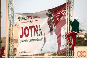 Le parti d’Ousmane Sonko a été dissous et ses bannières décrochées. © Sylvain Cherkaoui pour JA