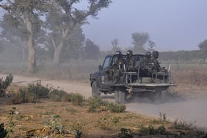 Des membres de la Force d’intervention rapide camerounaise patrouillent près de Mosogo, dans la région de l’Extrême-Nord du pays, le 21 mars 2019. © REINNIER KAZE/AFP