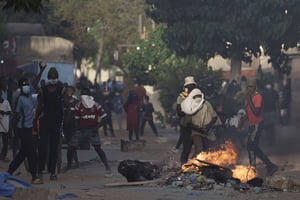 Des manifestants affrontent des policiers anti-émeutes dans un quartier de Dakar, le 3 juin 2023. © Leo Correa/AP/SIPA