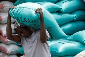 Un commerçant somalien transporte un sac de blé importé d’Ukraine sur le marché Bakara à Mogadiscio, en Somalie, le 15 juillet 2023. © FEISAL OMAR/REUTERS