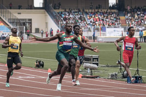 Le Camerounais Emmanuel Alobwede passe la ligne d’arrivée en vainqueur du 100m hommes, aux 9e Jeux de la francophonie, à Kinshasa le 1er août 2023. © ALEXIS HUGUET / AFP