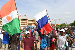 Des partisans du Conseil national pour la sauvegarde de la patrie (CNSP) du Niger lors d’une manifestation à Niamey, le 6 août 2023. © AFP