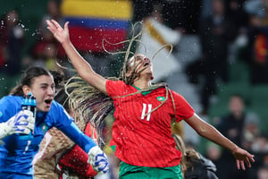 La gardienne des Lionnes de l’Atlas Khadija Er-Rmichi et sa coéquipière Fatima Tagnaout célébrant la qualification du Maroc pour les huitièmes de finale du Mondial féminin, à Perth, en Australie, le 3 août 2023. © COLIN MURTY/AFP