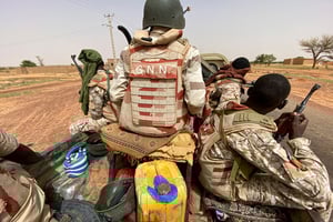 Un convoi de soldats nigériens patrouille à l’extérieur de la ville de Ouallam, au Niger, le 6 juillet 2021. © REUTERS/Media Coulibaly