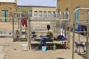 Dans la cour de l’Université Al-Jazira, transformée en abri, à Khartoum, le 8 juillet 2023. © AFP