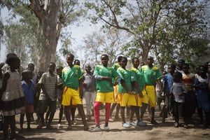 Membres de l’équipe de football mixte de l’école secondaire de Nkhonde sur le terrain de football du village de Nkhonde, district de Balaka, au Malawi, le 25 octobre 2017. © Corinna Kern/LAIF/REA