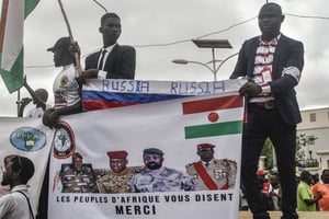 Manifestants pro putsch, brandissant un drapeau russe, à Niamey, le 3 août 2023. © AFP