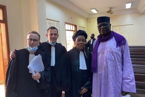 Amadou Vamoulké (à droite) en compagnie de ses avocats français, Fabrice Epstein et Benjamin Chouai, et de l’une de ses avocates camerounaises Alice Nkom, lors de la 67e audience devant le tribunal criminel spécial de Yaoundé, le 27 mai 2021. © RSF