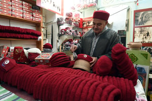 Dans une boutique traditionnelle du souk des Chaouachias, à Tunis. © FETHI BELAID/AFP