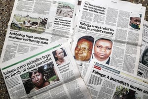 Vieux journaux kenyans qui ont couvert l’histoire du journaliste assassiné en 2003, William Munuhe, et du cerveau du génocide rwandais, Félicien Kabuga. © James Wakibia/SOPA Images/SIPA