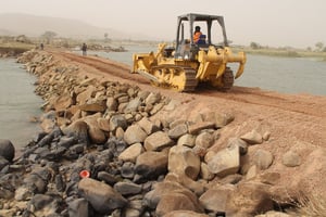 Construction du barrage de Kandadji (Niger), l’un des chantiers phares du pays. Le projet est à l’arrêt, et les partenaires chinois évoquent un désengagement progressif. © Djibo Tagaza pour JA
