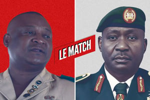 Moussa Salaou Barmou (à g.), chef d’état-major des armées du Niger, et Christopher Gwabin Musa, son homologue nigérian.