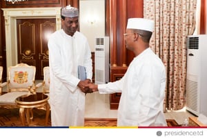Le Premier ministre du Niger nommé après le putsch, Ali Mahaman Lamine Zeine (à g.) et le président de la transition au Tchad, Mahamat Idriss Déby Itno, au palais présidentiel de N’Djamena, le 15 août 2023. © Présidence du Tchad / Facebook.