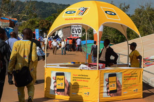 Promotion du mobile money, dans un kiosque, à Yaoundé. © Maboup