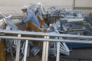 L’usine de fabrication de tubes d’acier et de galvanisation du groupe Poulina à Radès, en août 2005. La compagnie est présente aussi bien dans le domaine de l’agriculture et de l’agroalimentaire que dans l’acier, la céramique, l’informatique, l’électroménager, la distribution et l’hôtellerie. © SIMON ISABELLE/SIPA