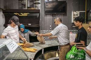 Les files d’attente s’allongent devant les boulangeries, en Tunisie, où la crise du pain s’amplifie. © Yassine Gaidi / Anadolu Agency via AFP