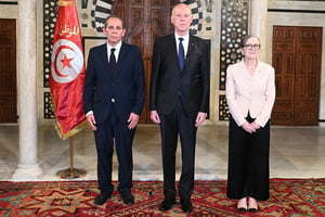 La président Kaïs Saïed entouré de Najla Bouden et de son successeur à la tête du gouvernement, Ahmed Hachani, le 2 août, au palais de la Kasbah, à Tunis. © AFP