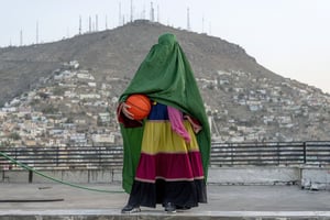 Une Afghane pose avec un ballon de basket-ball, à Kaboul, le 8 septembre 2022. © Ebrahim Noroozi/AP/SIPA