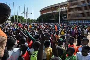 Le samedi 19 août, des milliers de volontaires se sont rassemblés dans le centre-ville de NIamey, à l’appel de plusieurs organisations, pour se faire inscrire en tant qu’auxiliaires civils potentiellement mobilisables en soutien des forces armées. © AFP
