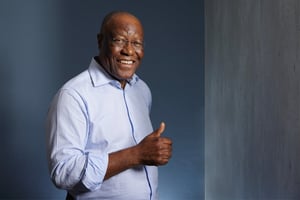 Albert Ondo Ossa, candidat à la présidentielle au Gabon, ici dans les locaux de Jeune Afrique à Paris, le 19 juin 2023. © Bruno Lévy pour JA