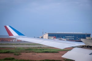Un avion français transportant des citoyens européens décolle de l’aéroport international Diori Hamani de Niamey tôt le 2 août 2023. © Jonathan Sarago/Ministry for Europe and Foreign Affairs/AFP