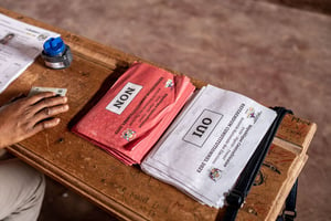 Les bulletins de vote pour le référendum constitutionnel du 30 juillet 2023 en Centrafrique, ici au lycée Boganda de Bangui. © Barbara DEBOUT / AFP