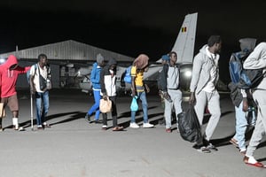 Des migrants rapatriés de Dakhla après que leur bateau a chaviré. Aéroport militaire de Yoff, Dakar, le 26 juillet 2023. © SEYLLOU / AFP