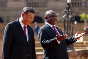 Le président sud-africain Cyril Ramaphosa accueille le président chinois Xi Jinping à Pretoria, le 22 août 2023. © PHILL MAGAKOE / AFP