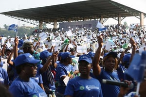 Des partisans du président gabonais Ali Bongo Ondimba et du Parti démocratique gabonais au stade Nzeng-Ayong à Libreville, le 10 juillet 2023. © Steeve JORDAN / AFP