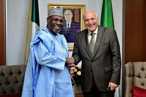 Le ministre algérien des Affaires étrangères, Ahmed Attaf, et l’envoyé spécial du président du Nigeria, Baba Gana Kingibe, le 4 août 2023. © APS