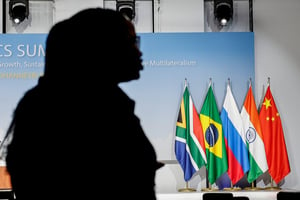 Drapeaux de l’Afrique du Sud, du Brésil, de la Russie, de l’Inde et de la Chine lors du sommet 2023 des BRICS au Sandton Convention Centre à Johannesburg, le 24 août 2023. © Marco Longari / AFP
