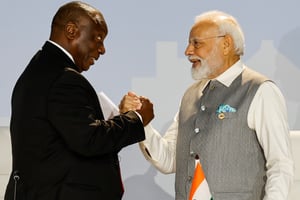 Le président sud-africain, Cyril Ramaphosa (à g.), et le Premier ministre indien, Narendra Modi, lors du sommet 2023 des Brics, à Johannesburg, le 24 août 2023. © Photo by GIANLUIGI GUERCIA / AFP