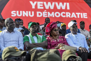 De gauche à droite, Déthié Fall, Ousmane Sonko, Aida Mbodji et Khalifa Sall à un rassemblement de l’opposition sénégalaise Place de l’Obélisque à Dakar, le 8 juin 2022. © SEYLLOU / AFP