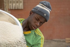 Les pays d’Afrique de l’Ouest subissent les conséquences des restrictions d’exportation de riz que l’Inde s’est imposée. Ici, au marché de Saint-Louis, Sénégal. © Jana Cavojska / SOPA Images/Sipa