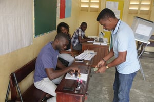 Dans un bureau de vote de Libreville, au second tour des dernières législatives, le 27 octobre 2018. © Steeve Jordan/AFP