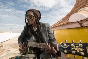 Le chanteur sénégalais Cheikh Lô chez lui à Keur Massar (Dakar), en février 2015. © Youri Lenquette