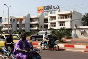 La plus grande contribution au montant global espéré par le Trésor public malien a été assurée par les institutions bancaires maliennes. Ici, le siège de la Banque internationale du Mali (BIM), à Bamako. © Sebastien Rieussec pour JA