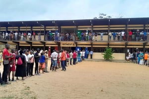 Des électeurs attendent l’ouverture d’un bureau de vote, à Libreville ce 26 août 2023. © REUTERS – STRINGER