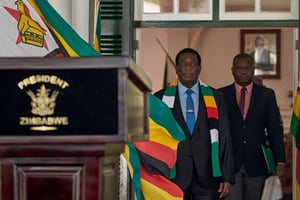 Le président zimbabwéen Emmerson Mnangagwa arrive en conférence de presse, le 27 août, au lendemain de l’annonce de sa réélection. © Jekesai NJIKIZANA / AFP