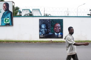 Des affiches de l’ancien président ivoirien, Henri Konan Bédié, décédé le 1er août 2023, sur les murs extérieurs du siège du PDCI à Abidjan, le 2 août 2023. © Luc Gnago/REUTERS