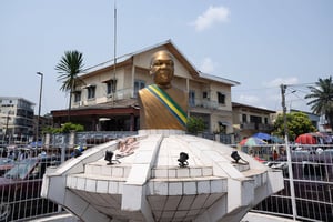 Statue de Léon Mba, le premier président gabonais. © Jacques Witt/SIPA