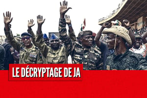 Les dirigeants du CNSP, le colonel Ibro Bachirou Amadou (2e à droite), le colonel Sidi Mohamed (à gauche) et le colonel Salissou Mamane Salissou (à droite) saluent leurs partisans au stade Seyni-Kountché à Niamey, le 26 août 2023. © MONTAGE JA : AFP